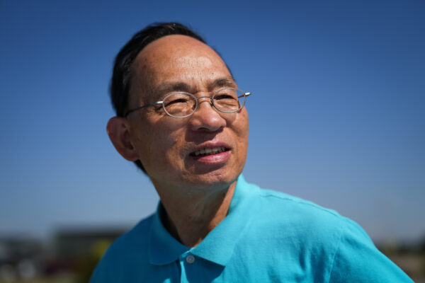 Ký giả Hà Lương Mậu (Victor Ho) ở Richmond, British Columbia, vào ngày 24/08/2022. (Ảnh: The Canadian Press/Darryl Dyck)