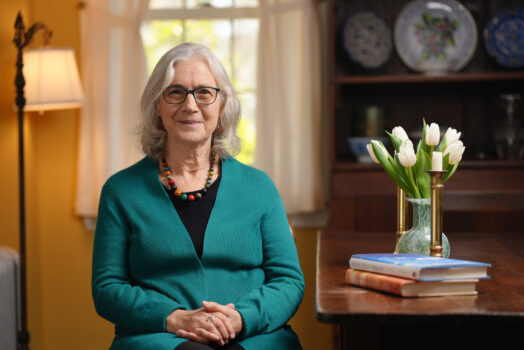 Bà Carol Bowman, người tiên phong trong lĩnh vực chữa lành tiền kiếp, là tác giả của cuốn sách “Children’s Past Lives” (Tiền Kiếp của Trẻ Em) và “Return From Heaven” (Trở Về Từ Thiên Đường). (Ảnh: “Mysteries of Life”/NTD)