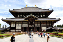 Con đường lát đá trước Đại Phật điện, dùng đá màu đen ở chính giữa làm chủ đạo, sau đó kéo dài sang hai bên, biểu thị trình tự truyền nhập của Phật giáo vào Nhật Bản. (Ảnh: Vương Gia Ích/Epoch Times)