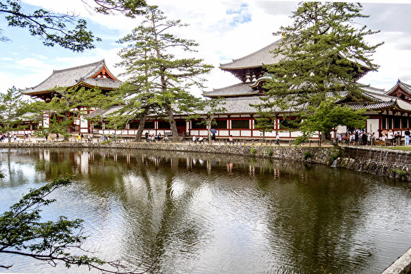 Hồ gương tăng thêm vẻ sóng sánh của dòng nước nơi Đại Phật điện. (Ảnh: Vương Gia Ích/ Epoch Times)