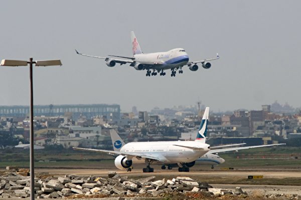 Trong ảnh là phi cơ cất cánh và hạ cánh tại phi trường Đào Viên. (Ảnh: Sam Yeh/Getty)