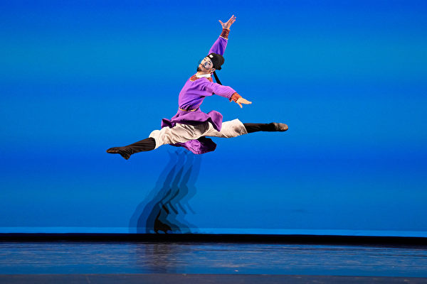 Hôm 07/09, vòng sơ khảo Cuộc thi Vũ đạo Trung Hoa Cổ điển Quốc tế NTD lần thứ 10 đã được tổ chức tại Trung tâm Biểu diễn Nghệ thuật Purchase College ở tiểu bang New York, Hoa Kỳ. Trong ảnh là thí sinh Chu Tỳ Gia của nhóm nam thiếu niên đang biểu diễn tiết mục “Bằng đảng luận.” (Ảnh: Đới Binh/Epoch Times)