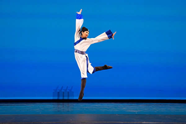 Hôm 07/09, vòng sơ khảo Cuộc thi Vũ đạo Trung Hoa Cổ điển Quốc tế NTD lần thứ 10 đã được tổ chức tại Trung tâm Biểu diễn Nghệ thuật của Trường Cao đẳng Purchase ở tiểu bang New York, Hoa Kỳ. Trong ảnh là thí sinh Thi Bỉnh Chính của nhóm nam thiếu niên, biểu diễn tiết mục “Lưỡng tụ thanh phong” (Hai ống tay áo đầy gió mát). (Ảnh: Đới Binh/Epoch Times)