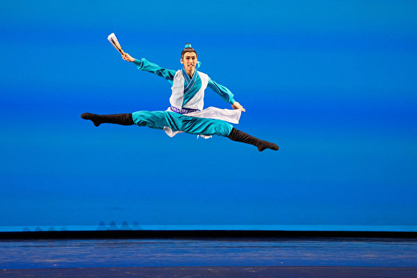 Hôm 07/09, vòng sơ khảo Cuộc thi Vũ đạo Trung Hoa Cổ điển Quốc tế NTD lần thứ 10 đã được tổ chức tại Trung tâm Biểu diễn Nghệ thuật Purchase College ở tiểu bang New York, Hoa Kỳ. Trong ảnh là thí sinh Lưu Tiêu Diêu của nhóm nam thiếu niên, biểu diễn tiết mục “Tự tại.” (Ảnh: Đới Binh/Epoch Times)