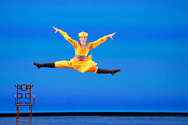 Hôm 07/09, vòng sơ khảo Cuộc thi Vũ đạo Trung Hoa Cổ điển Quốc tế NTD lần thứ 10 đã được tổ chức tại Trung tâm Biểu diễn Nghệ thuật Purchase College ở tiểu bang New York, Hoa Kỳ. Trong ảnh là thí sinh Hoàng Vịnh Thanh của nhóm nam thiếu niên đang biểu diễn tiết mục “Lệ tinh đồ trị” (Chăm lo quản lý). (Ảnh: Đới Bình/Epoch Times)