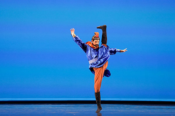 Hôm 07/09, vòng sơ khảo Cuộc thi Vũ đạo Trung Hoa Cổ điển Quốc tế NTD lần thứ 10 đã được tổ chức tại Trung tâm Biểu diễn Nghệ thuật Purchase College ở tiểu bang New York, Hoa Kỳ. Trong ảnh là thí sinh Ngô Thanh Thuyên trong nhóm nam thiếu niên, biểu diễn tiết mục “Tứ diện Sở ca.” (Ảnh: Đới Bình/Epoch Times)