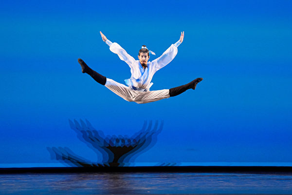 Hôm 07/09, vòng sơ khảo Cuộc thi Vũ đạo Trung Hoa Cổ điển Quốc tế NTD lần thứ 10 đã được tổ chức tại Trung tâm Biểu diễn Nghệ thuật Purchase College ở tiểu bang New York, Hoa Kỳ. Trong ảnh là thí sinh Dương Vũ Hiên trong nhóm nam thiếu niên đang biểu diễn tiết mục “Đan Tâm Hãn Thanh” (Tấm lòng son lưu vào sử sách). (Ảnh: Đới Binh/Epoch Times)