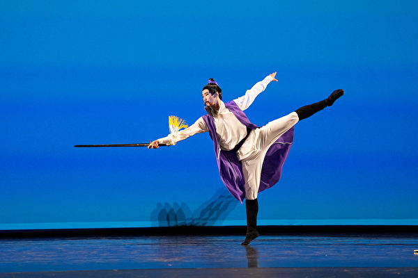 Hôm 07/09, vòng sơ khảo Cuộc thi Vũ đạo Trung Hoa Cổ điển Quốc tế NTD lần thứ 10 đã được tổ chức tại Trung tâm Biểu diễn Nghệ thuật Purchase College ở tiểu bang New York, Hoa Kỳ. Trong ảnh là thí sinh Đào Thịnh Hi của nhóm nam thiếu niên, đang biểu diễn tiết mục “Nguyệt hạ độc chước” (Uống một mình dưới ánh trăng). (Ảnh: Đới Binh/Epoch Times)