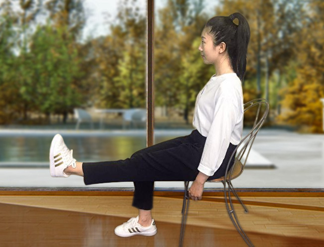 Bài tập sức khỏe khớp gối số 1: Rèn luyện sức mạnh cơ tứ đầu đùi. (Ảnh: The Epoch Times)