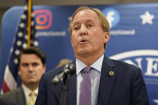 Đổng lý Texas Ken Paxton nói chuyện tại văn phòng của ông ở Austin, Texas, hôm 26/05/2023. (Ảnh: Eric Gay/AP Photo)