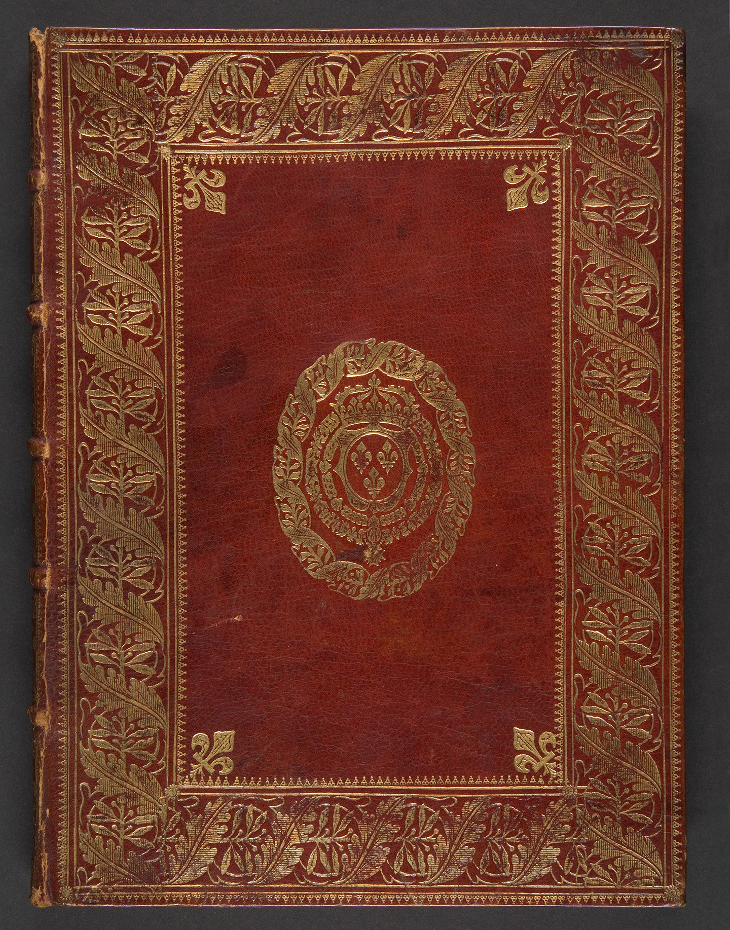 Bản thảo từng thuộc về thư viện của Vua Louis XV, do Padeloup đóng bìa, khoảng năm 1740. Bìa Morocco màu đỏ đương thời, đóng gáy phủ vàng; kích thước: 9 13/16 inch. Món quà của nhà sưu tập nghệ thuật Jayne Wrightsman, Bảo tàng Nghệ thuật Metropolitan, Thành phố New York. (Ảnh: Tài liệu công cộng)