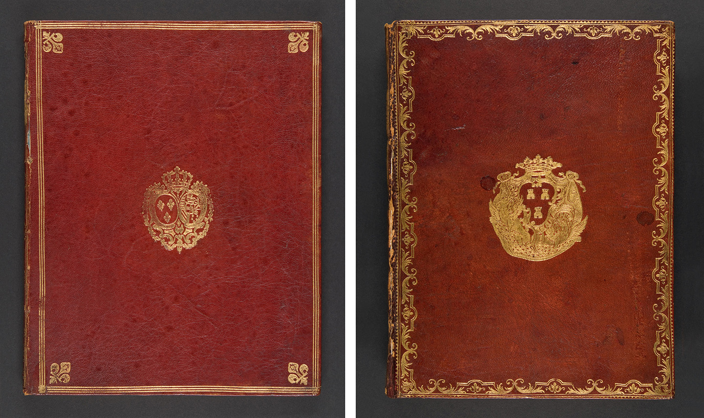 (Trái) Cuốn sách từ bộ sưu tập của quý bà Madame de Pompadour do thợ khắc Girolamo Porro thực hiện, khoảng năm 1584. (Phải) Cuốn hồi ký từ thư viện của nữ hoàng Marie-Antoinette, do Clousier xuất bản, năm 1777. Món quà của nhà sưu tập nghệ thuật Jayne Wrightsman, Bảo tàng Nghệ thuật Metropolitan, Thành phố New York. (Ảnh: Tài liệu công cộng)