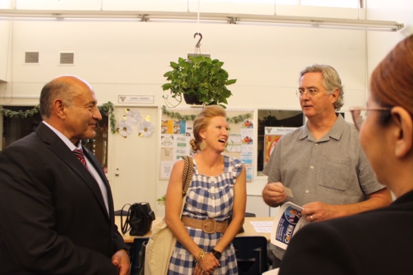 Dân biểu liên bang Lou Correa (Dân Chủ-California) trò chuyện với người dân địa phương trước cuộc thảo luận bàn tròn về việc cấp phép lại cho dự luật nông nghiệp ở Anaheim, California, hôm 06/072023. (Ảnh: Carol Cassis/The Epoch Times)