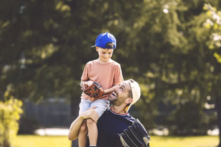 Kỳ thực việc giáo dục tại gia chưa bao giờ dừng lại; có nhiều thời gian để học tập và trưởng thành trong suốt những tháng hè này. (Ảnh: iStock / Getty Images Plus)