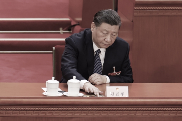 Lãnh đạo Trung Quốc Tập Cận Bình nhấn nút bỏ phiếu trong lễ khai mạc phiên họp toàn thể lần thứ năm của Đại hội Đại biểu Nhân dân Toàn quốc hôm 12/03/2023 tại Bắc Kinh. (Ảnh: Lintao Zhang/Getty Images)