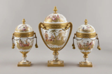 Bộ Ba Chiếc Bình Có Nắp, do Xưởng Gốm sứ Sèvres chế tác năm 1775-1776. Đồ sứ cứng (hard paste porcelain) với khung bằng đồng mạ vàng. Bảo tàng Quốc gia của Cung điện Versailles và Trianon. (Ảnh: Đăng dưới sự cho phép của Bảo tàng J.P Getty)