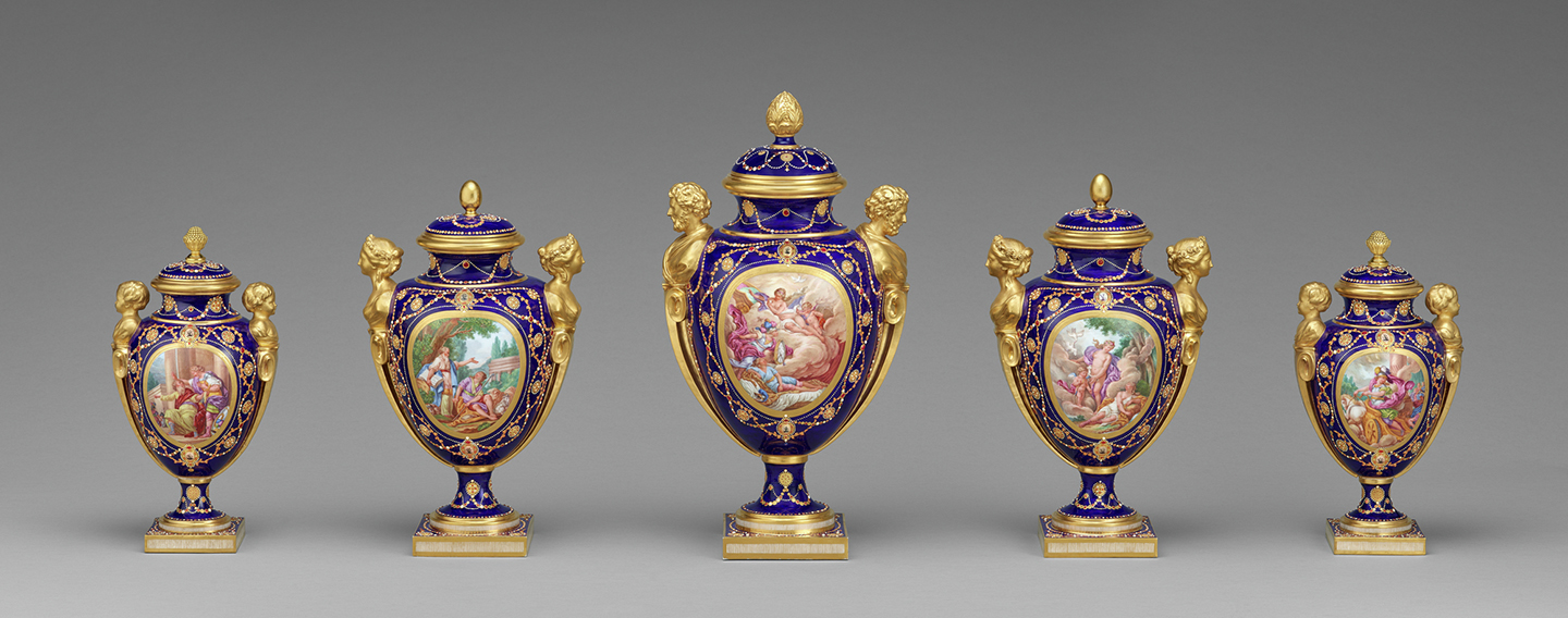 “Five Lidded Vases” (Năm Chiếc Bình Có Nắp) do Xưởng Gốm sứ Sèvres chế tác năm 1781. Gốm sứ xốp (soft paste porcelain). Ba chiếc bình ở giữa đến từ Bảo tàng J. Paul Getty, Los Angeles, và hai chiếc bình ngoài cùng đến từ Bảo tàng Walters Art Museum, Baltimore. (Ảnh: Đăng dưới sự cho phép của Bảo tàng J. Paul Getty)