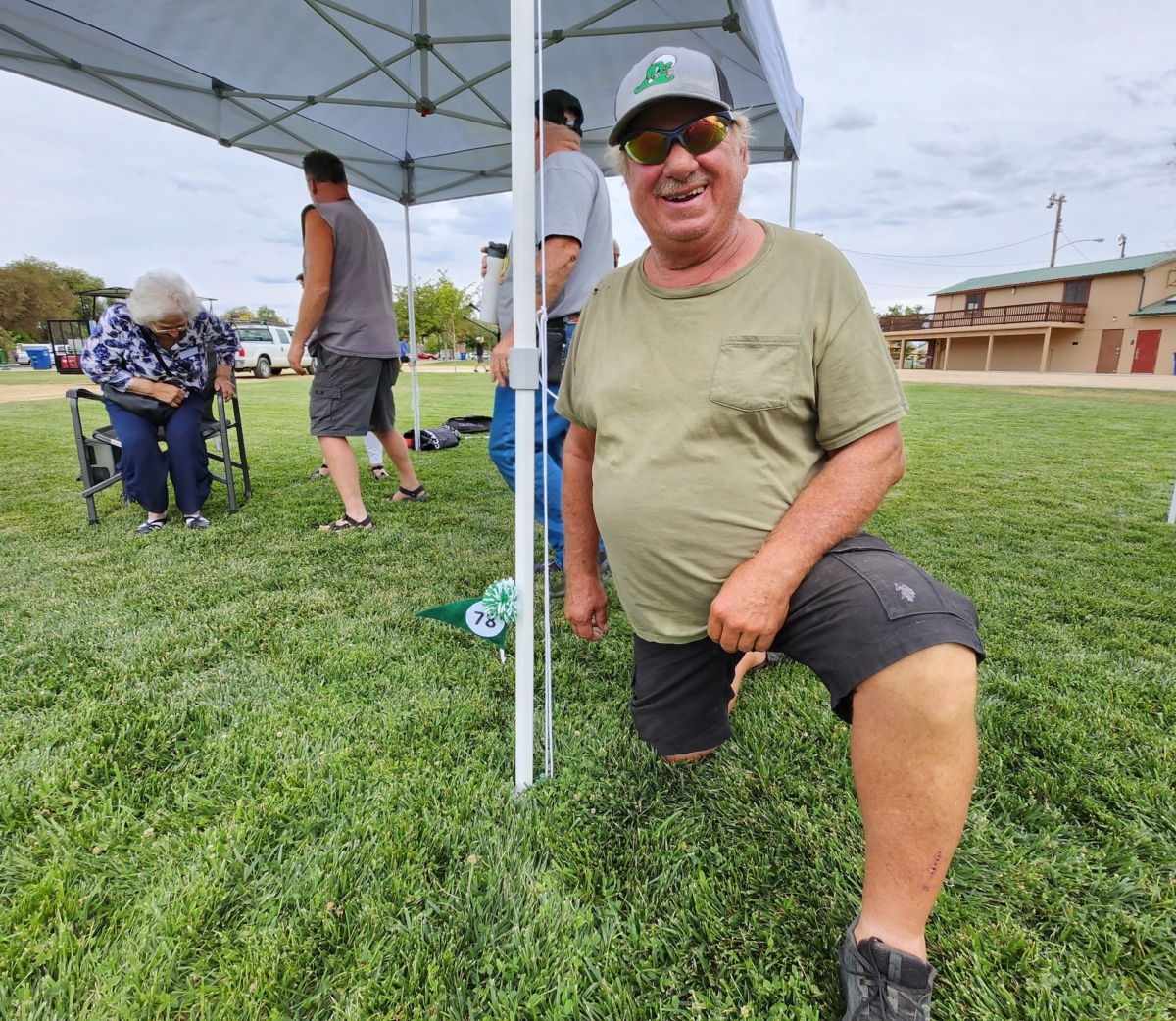 Ông Fred Miller, 63 tuổi, ở Fallon, Nevada, quỳ một chân trước lều của Khóa tốt nghiệp năm 1978 trong Cuộc hội ngộ thường niên lần thứ 9 của Cộng đồng Fallon, Quận Churchill hôm 19/08/2023. (Ảnh: Allan Stein/The Epoch Times)