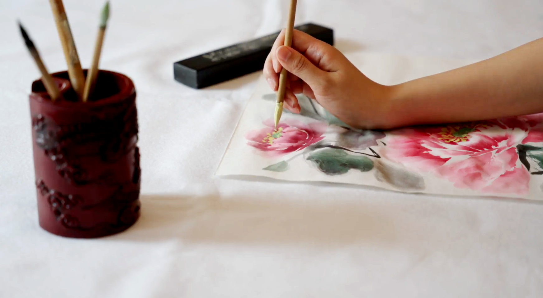 Cô Sherry Ning, thí sinh tham dự Cuộc thi Sắc đẹp Trung Hoa Toàn cầu của Đài truyền hình Tân Đường Nhân (NTD) đang vẽ một bức tranh bằng bút lông truyền thống. (Ảnh: Đài truyền hình NTD)