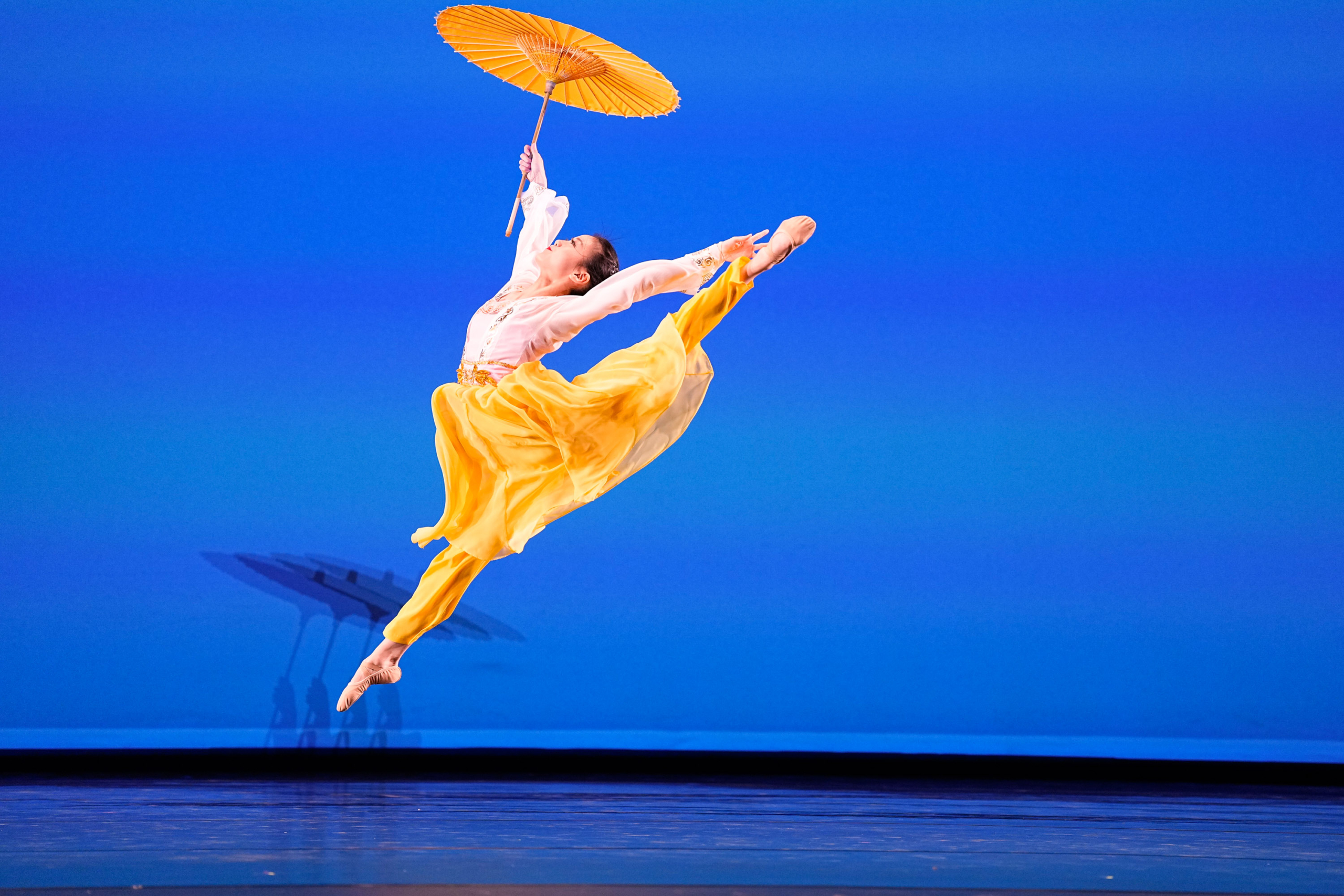 Các nghệ sĩ múa trình diễn trên sân khấu trong vòng sơ khảo của Cuộc thi Vũ đạo Trung Hoa Cổ điển Quốc tế NTD ở Purchase, New York, hôm 07/09/2023. (Ảnh: Larry Dye)