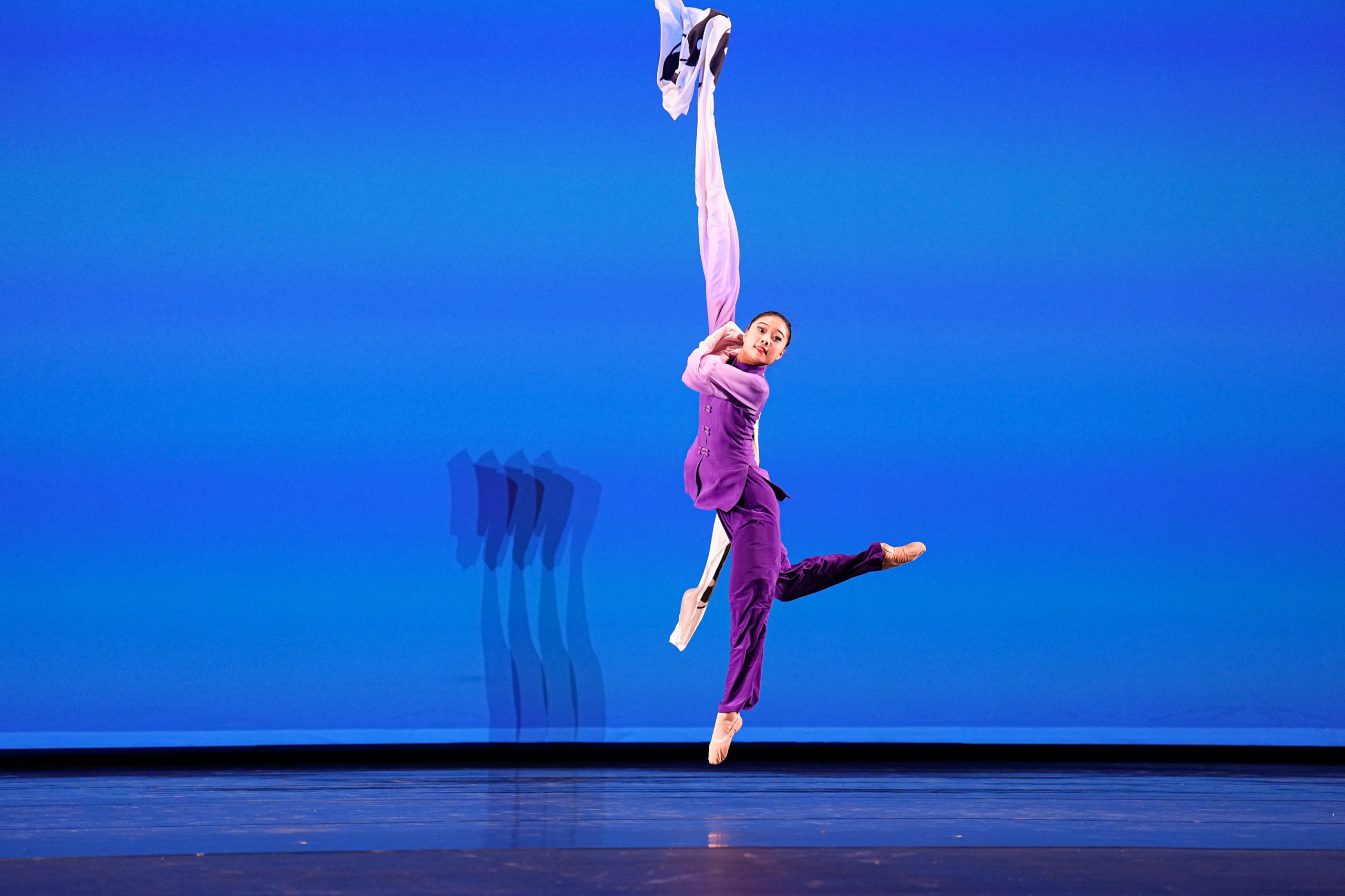 Các nghệ sĩ múa trình diễn trên sân khấu trong vòng sơ khảo của Cuộc thi Vũ đạo Trung Hoa Cổ điển Quốc tế NTD tại Purchase, New York, hôm 07/09/2023. (Ảnh: Larry Dye)