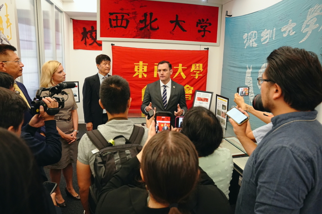 Chủ tịch Ủy ban Đặc Biệt về Đảng Cộng sản Trung Quốc, Dân biểu Michael Gallagher (Cộng Hòa-Wisconsin), nói tại Lễ tưởng niệm ngày 04/06 ở New York, hôm 12/09/2023. (Ảnh: Wang Zhen/The Epoch Times)