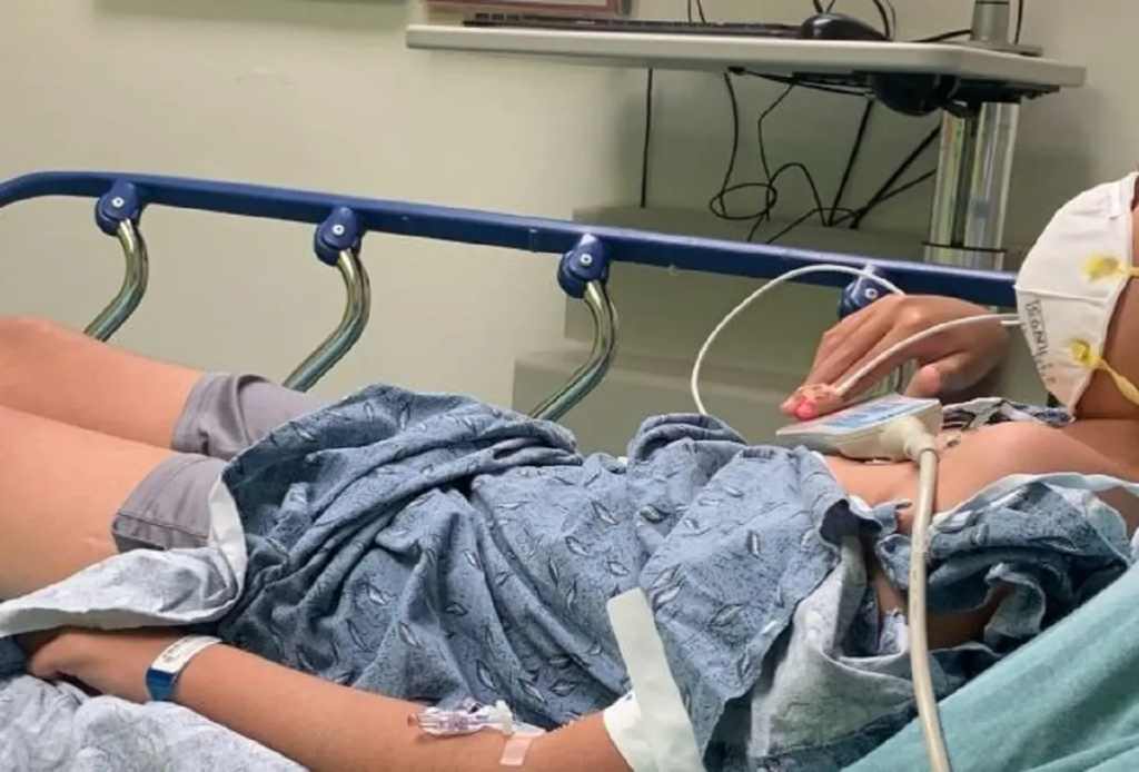 Em Aiden Ekanayake nằm tại bệnh viện vào 06/2021. (Ảnh được sự cho phép của bà Emily Ekanayake)