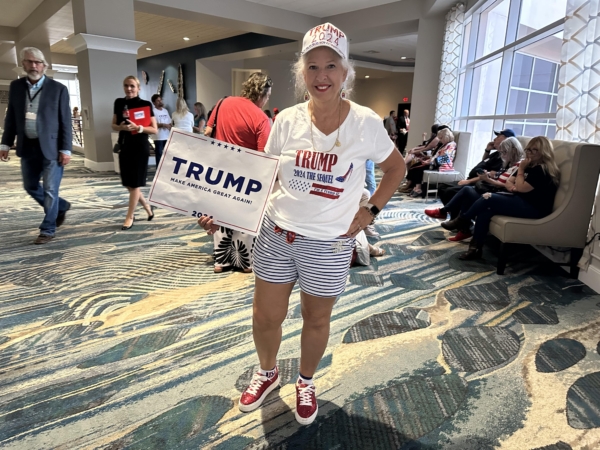 Bà Debi Stolte đến từ Altamonte Springs, Florida, đứng chờ bên ngoài cuộc họp kín của các thành viên cao cấp hơn trong Đảng Cộng Hòa ở Florida hôm 15/09/2023. (Ảnh: The Epoch Times)