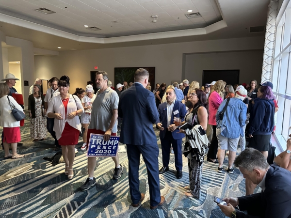 Mọi người tập trung xung quanh hành lang của Khách sạn Rosen Center ở Orlando, Florida, khi Đảng Cộng Hòa tiểu bang xem xét thay đổi quy tắc nhằm xóa bỏ cam kết trung thành đối với những người muốn tham gia cuộc bầu cử sơ bộ tổng thống của Đảng Cộng Hòa. (Ảnh: The Epoch Times)