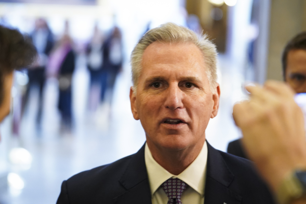Chủ tịch Hạ viện Kevin McCarthy (Cộng Hòa-California) nói chuyện với các phóng viên trong Quốc hội tại Capitol Hill ở Hoa Thịnh Đốn, hôm 18/09/2023. (Ảnh: Madalina Vasiliu/The Epoch Times)