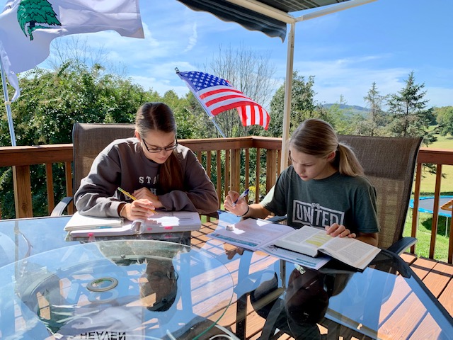 Hai chị em Sarah (bên trái) và Becky Romeike trong một buổi học tại nhà ngay sân sau ngôi nhà ở Tennessee của họ. (Ảnh: Được đăng dưới sự cho phép của bà Hannelore Romeike)