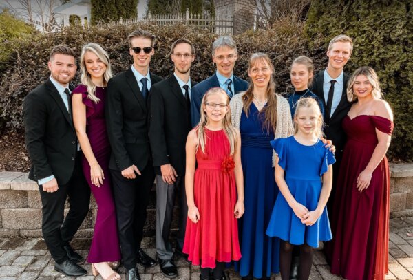 Ông Uwe và bà Hannelore Romeike cùng gia đình trong một bức ảnh không rõ ngày tháng (Ảnh: Được đăng dưới sự cho phép của bà Hannelore Romeike).