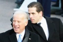 Phó Tổng thống đương thời Joe Biden và con trai Hunter Biden đang xem Lễ diễn hành Nhậm chức của Tổng thống đắc cử Barack Obama từ khán đài phía trước Tòa Bạch Ốc ở Hoa Thịnh Đốn, vào ngày 20/01/2009. (Ảnh: Alex Wong/Getty Images)