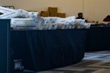 Những thùng hồ sơ được đặt qua một bên trong phòng xử lý lá phiếu khiếm diện ở Nhà thi đấu State Farm tại Atlanta, tiểu bang Georgia, vào ngày 02/11/2020. (Ảnh: Megan Varner/Getty Images)