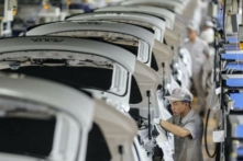 Một nhân viên làm việc trên dây chuyền lắp ráp xe hơi tại nhà máy Đông Phong ở Vũ Hán, tỉnh Hồ Bắc, miền trung Trung Quốc vào ngày 14/09/2020. (Ảnh: STR/AFP qua Getty Images)