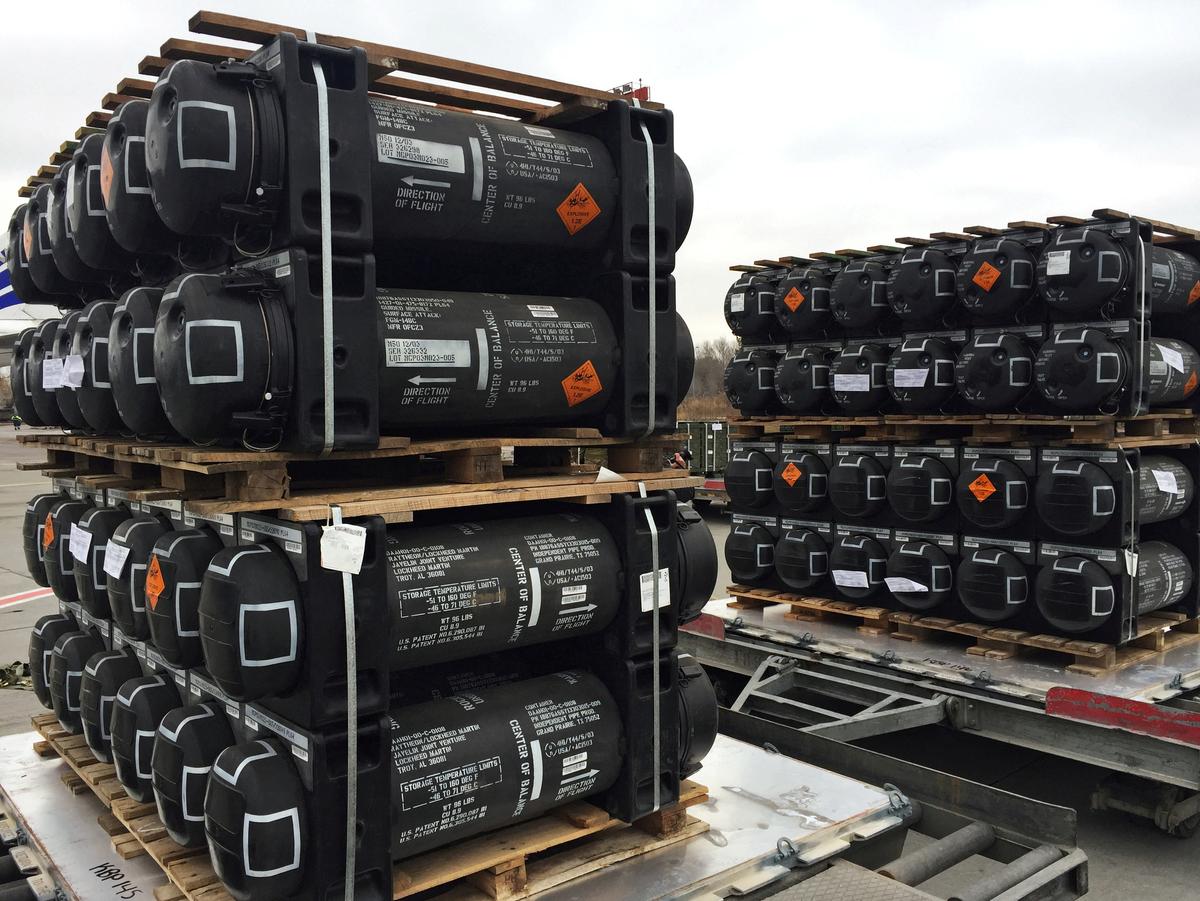 Viện trợ quân sự, được chuyển giao như một phần trong viện trợ an ninh của Hoa Kỳ cho Ukraine, được dỡ xuống từ phi cơ tại Phi trường Quốc tế Boryspil bên ngoài Kyiv, Ukraine, vào ngày 11/02/2022. (Ảnh: Serhiy Takhmazov/Reuters)