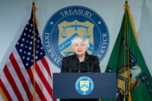 Bộ trưởng Ngân khố Janet Yellen nhận xét về Đạo luật Giảm Lạm Phát sau khi đến thăm địa điểm thực hiện sáng kiến mới về giải quyết hồ sơ không cần giấy tờ ở McLean, Virginia, hôm 02/08/2023. (Ảnh: Stefani Reynolds/AFP qua Getty Images)