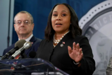 Biện lý Quận Fulton Fani Willis trình bày trong một cuộc họp báo tại tòa nhà Chính quyền Quận Fulton ở Atlanta, Georgia, hôm 14/08/2023. (Ảnh: Joe Raedle/Getty Images)