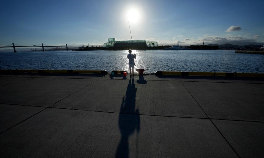 Một người câu cá tại cảng Onahama ở Iwaki, đông bắc Nhật Bản, cách nhà máy điện hạt nhân Fukushima Daiichi 68 km, hôm 25/08/2023. (Ảnh: Eugene Hoshiko/AP Photo)