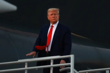 Cựu Tổng thống (TT) Donald Trump lên chiếc phi cơ riêng của mình, còn được gọi là Trump Force One, khi ông rời phi trường quốc tế Atlanta Hartsfield-Jackson sau khi trình diện tại nhà tù Quận Fulton ở Atlanta, Georgia, hôm 24/08/2023. (Ảnh: Joe Raedle/Getty Images)