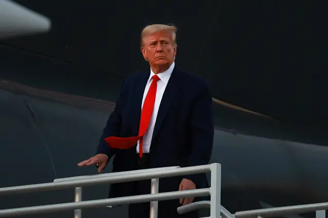 Cựu Tổng thống (TT) Donald Trump lên chiếc phi cơ riêng của mình, còn được gọi là Trump Force One, khi ông rời phi trường quốc tế Atlanta Hartsfield-Jackson sau khi trình diện tại nhà tù Quận Fulton ở Atlanta, Georgia, hôm 24/08/2023. (Ảnh: Joe Raedle/Getty Images)