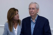 Thượng nghị sĩ hàng đầu của Đảng Cộng Hòa tại Thượng viện Hoa Kỳ Mitch McConnell dường như đứng bất động trong hơn 30 giây khi xuất hiện trước công chúng trước khi ông được đỡ đi chỗ khác, đánh dấu lần thứ hai ông bị như vậy chỉ trong vòng hơn một tháng, sau một sự kiện với Phòng Thương mại Miền bắc Kentucky ở Covington, Kentucky, hôm 30/08/2023, trong một ảnh tĩnh trích từ video. (Ảnh: Chi nhánh ABC WCPO qua Reuters)