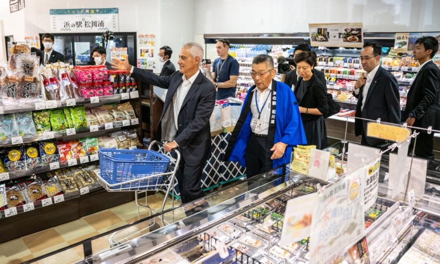 Đại sứ Hoa Kỳ tại Nhật Bản Rahm Emanuel đến thăm Chợ cá và Khu ẩm thực Hamanoeki, trong khuôn khổ chuyến thăm thành phố Soma ở tỉnh Fukushima, Nhật Bản, hôm 31/08/2023. (Ảnh: Philip Fong/AFP qua Getty Images)