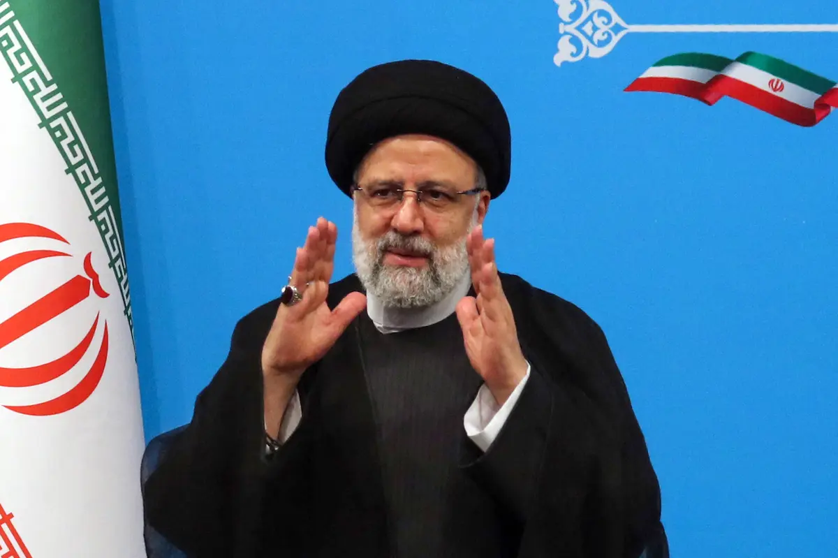 Tổng thống Iran Ebrahim Raisi chào đón các đại diện của giới truyền thông sau một cuộc họp báo ở Tehran hôm 29/08/02023. (Ảnh: AFP qua Getty Images)