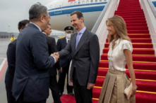 Tổng thống Syria Bashar al-Assad cùng phu nhân Asma được chào đón khi họ đến phi trường Hàng Châu, Trung Quốc, hôm 21/09/2023. (Ảnh: Tổng thống Syria/Phát qua Reuters)