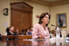 Bộ trưởng Thương mại Gina Raimondo điều trần trước Ủy ban Khoa học, Không gian, và Công nghệ Hạ viện tại Tòa nhà Văn phòng Rayburn House ở Hoa Thịnh Đốn hôm 19/09/2023. (Ảnh: Kevin Dietsch/Getty Images)