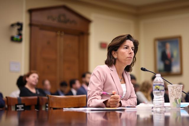 Bộ trưởng Thương mại Gina Raimondo điều trần trước Ủy ban Khoa học, Không gian, và Công nghệ Hạ viện tại Tòa nhà Văn phòng Rayburn House ở Hoa Thịnh Đốn hôm 19/09/2023. (Ảnh: Kevin Dietsch/Getty Images)