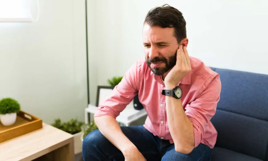 Về mặt y học, ù tai là nghe thấy những âm thanh phát ra từ bên trong cơ thể thay vì các yếu tố bên ngoài. (Ảnh: Shutterstock)