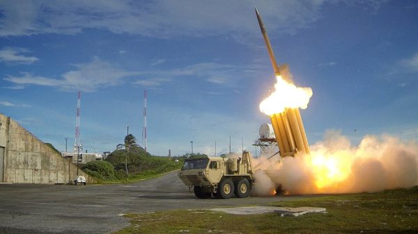 Một thiết bị đánh chặn của hệ thống Phòng thủ Khu vực Tầm cao Giai đoạn cuối (THAAD) được phóng đi trong một cuộc thử nghiệm đánh chặn thành công, trong bức ảnh thông cáo báo chí không đề ngày tháng này do Cơ quan Phòng thủ Hỏa tiễn, Bộ Quốc phòng cung cấp. (Ảnh: Bộ Quốc phòng Hoa Kỳ, Cơ quan Phòng thủ Hỏa tiễn/Tài liệu báo chí qua Reuters/File Photo)
