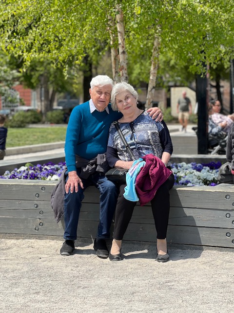 Ông Dan Novacovici cùng vợ, bà Emilia, vào năm 2022. (Ảnh: Đăng dưới sự cho phép của ông Dan Novacovici)